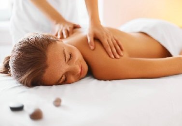 Frau bei ayurvedischen Massagebehandlung